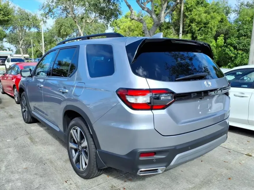 2025 Honda Pilot Touring photo 1