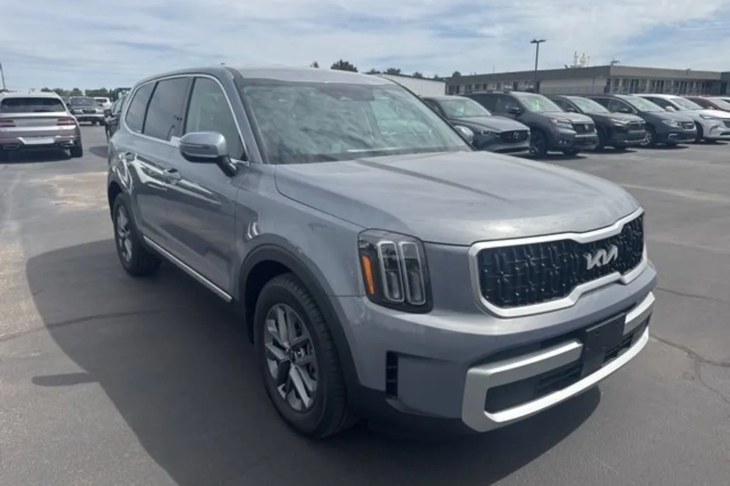 2024 Kia Telluride LX photo 1