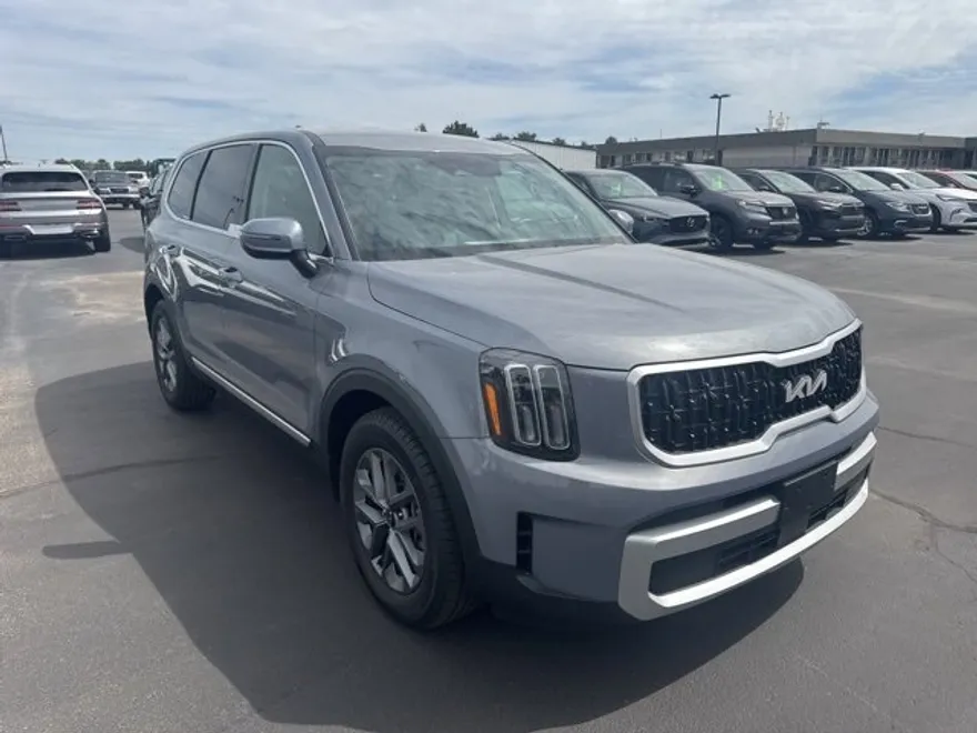 2024 Kia Telluride LX photo 1