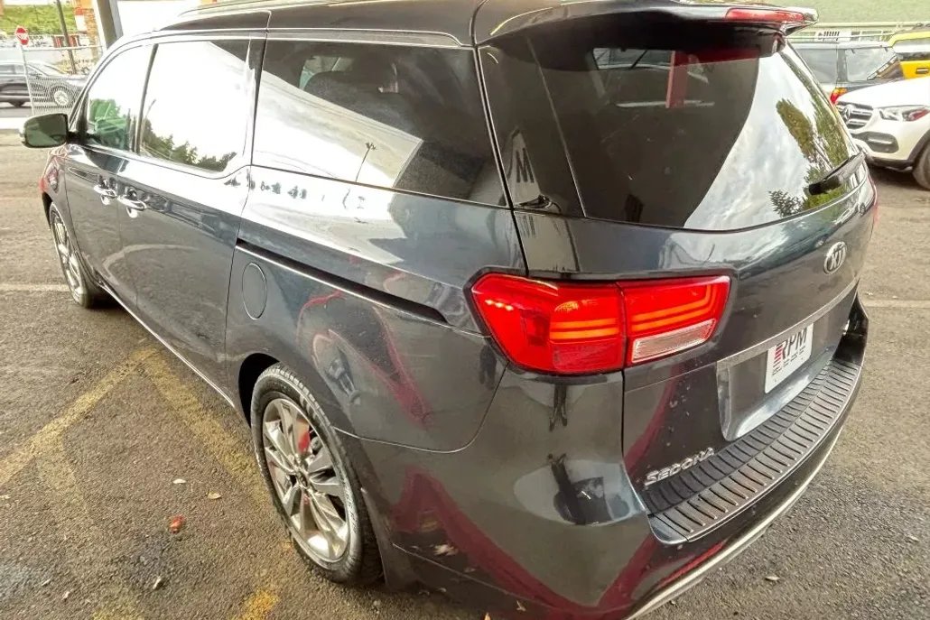 2015 Kia Sedona SX Limited photo 1