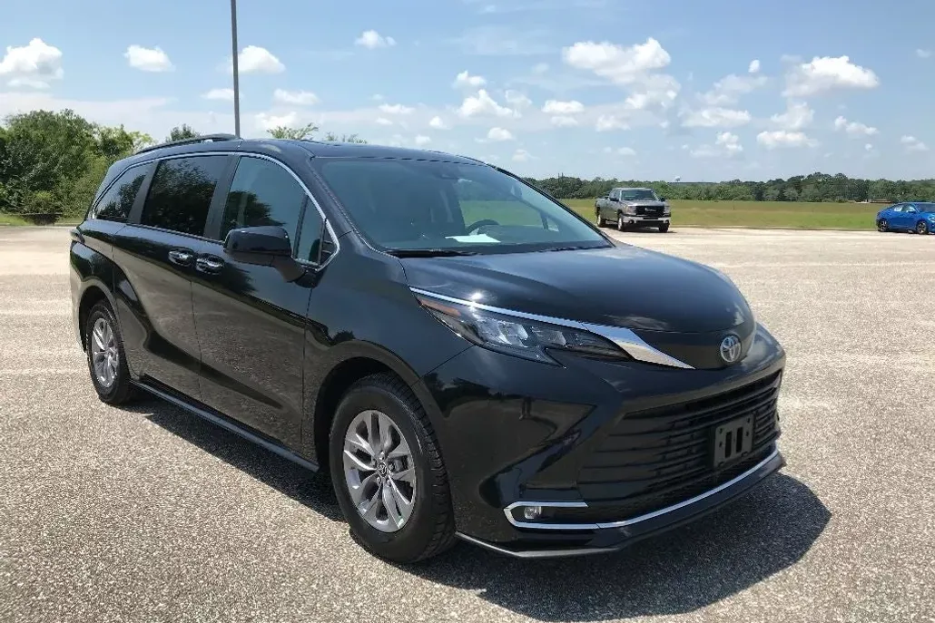 2024 Toyota Sienna XLE photo 1