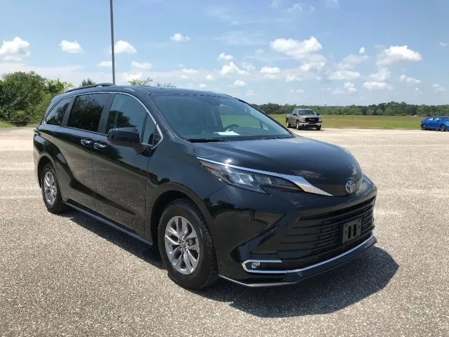 2024 Toyota Sienna XLE photo 1