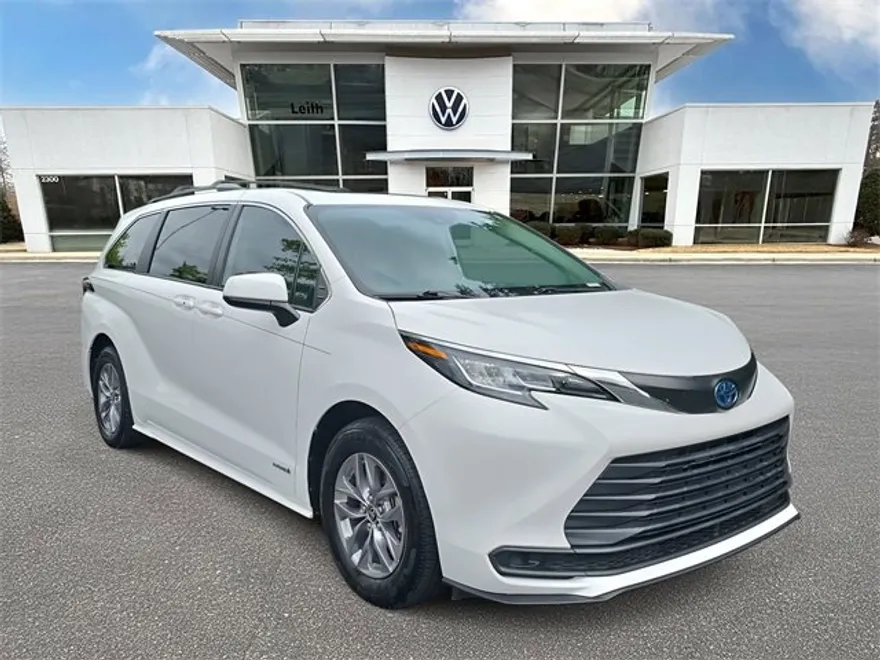2021 Toyota Sienna LE photo 1
