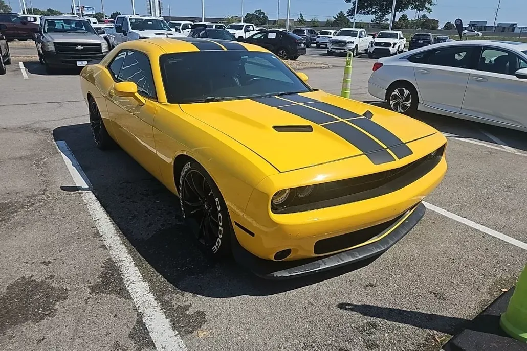 2017 Dodge Challenger SXT Plus photo 1