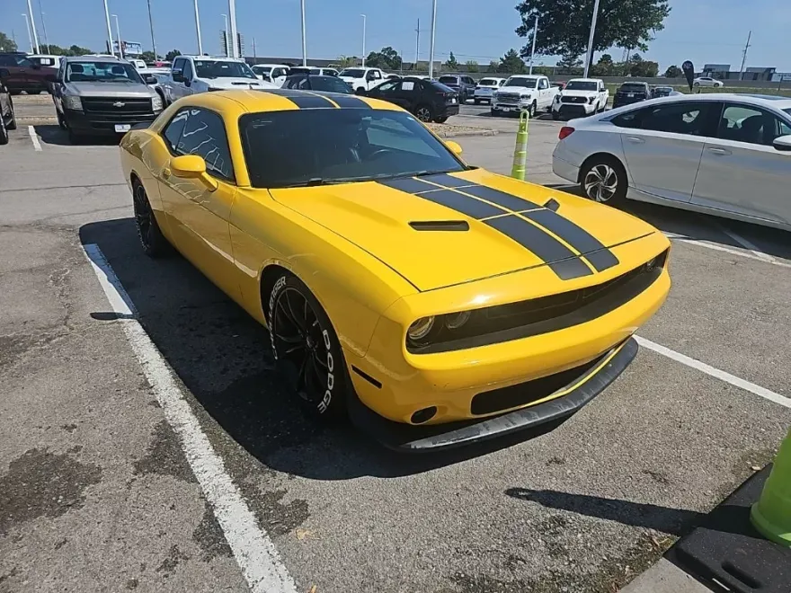 2017 Dodge Challenger SXT Plus photo 1