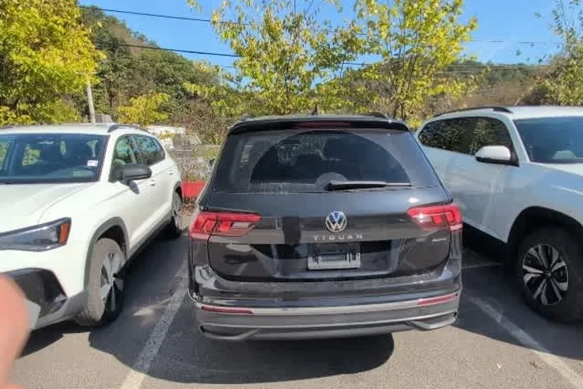2022 Volkswagen Tiguan S photo 1