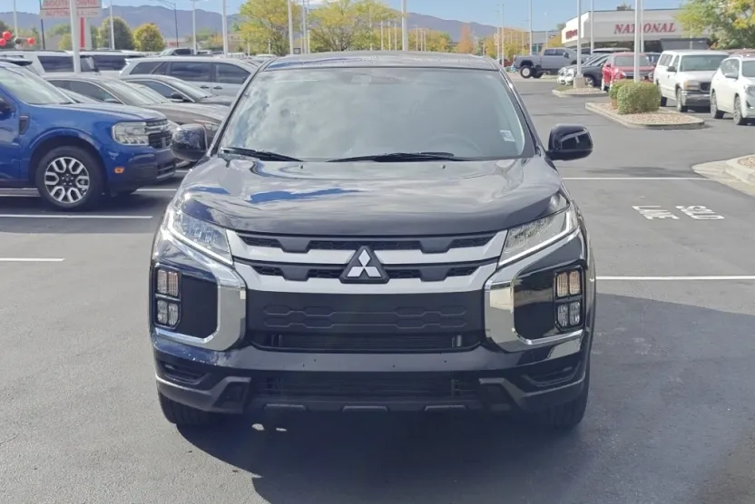 2025 Mitsubishi Outlander Sport LE photo 1