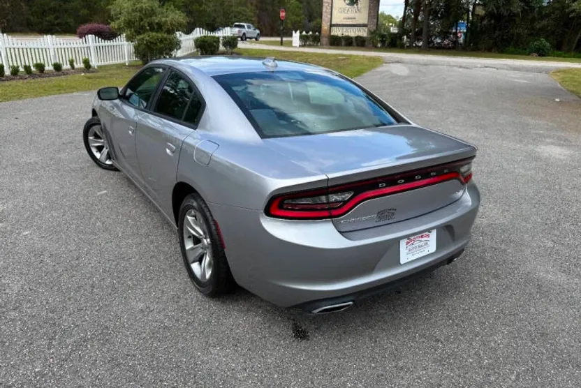 2016 Dodge Charger SXT photo 1