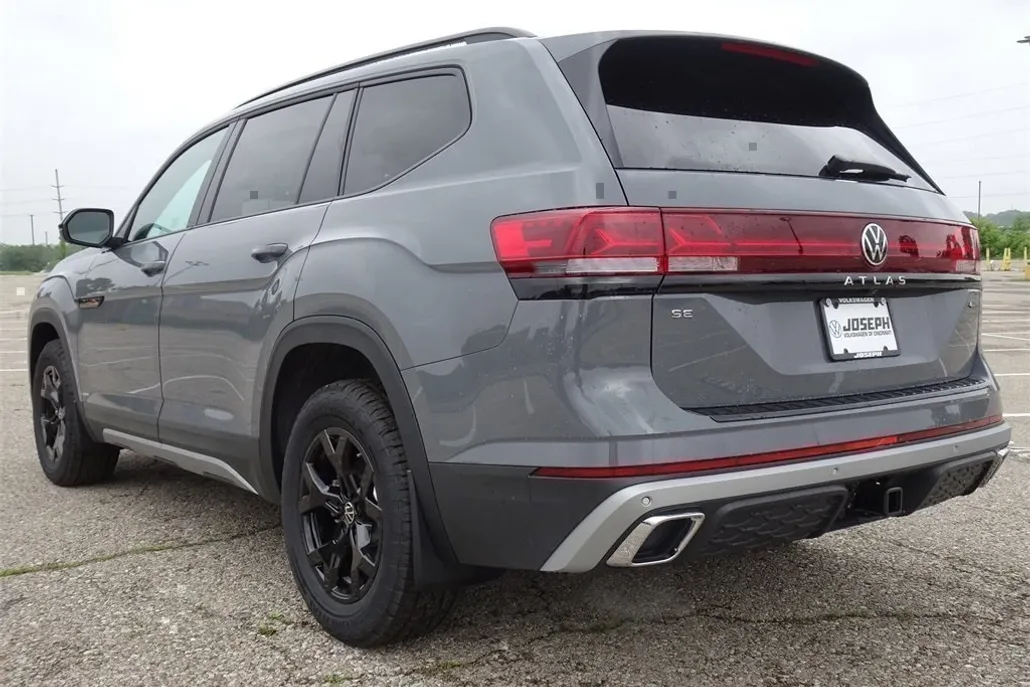 2025 Volkswagen Atlas Peak Edition SE photo 1