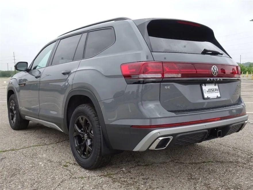 2025 Volkswagen Atlas Peak Edition SE photo 1