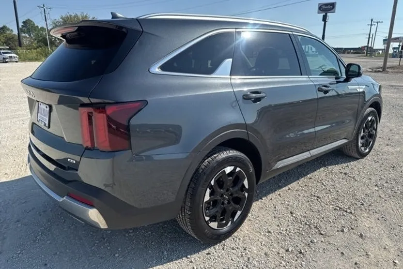 2024 Kia Sorento S photo 1