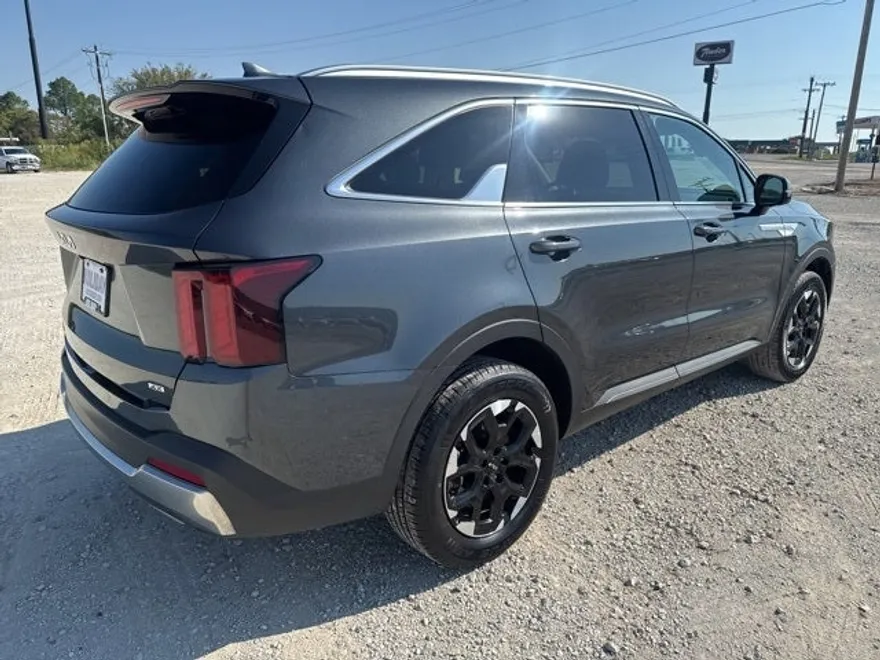 2024 Kia Sorento S photo 1