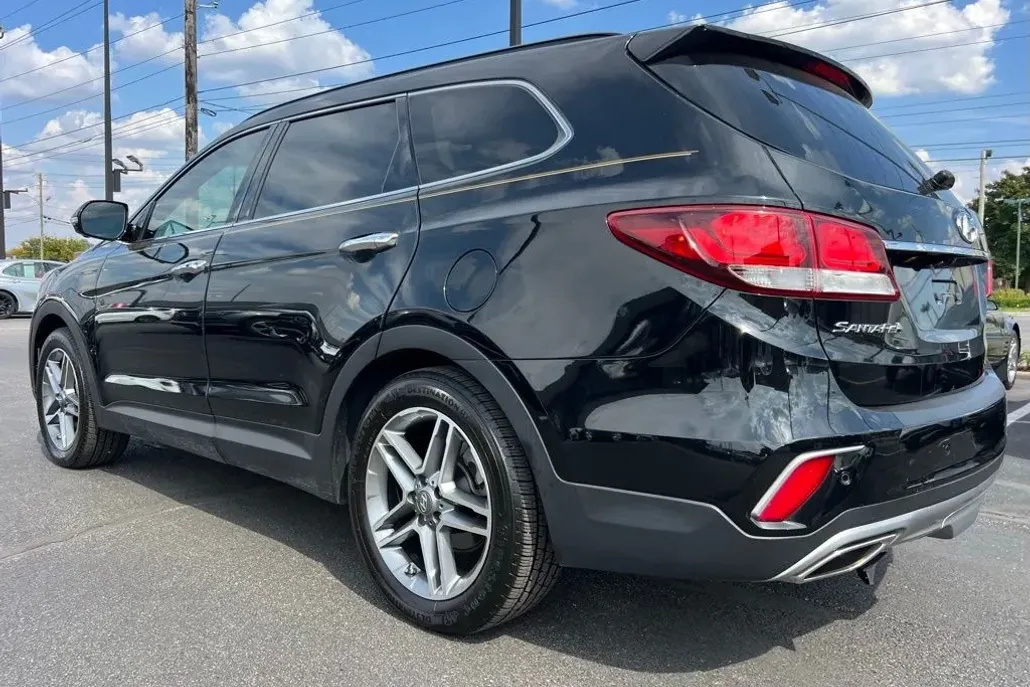 2017 Hyundai Santa Fe SE Ultimate photo 1