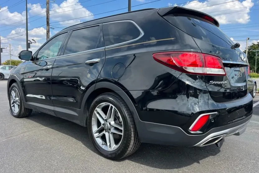 2017 Hyundai Santa Fe SE Ultimate photo 1
