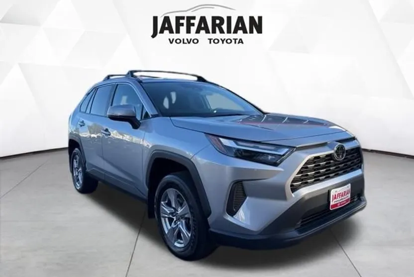 2022 Toyota RAV4 XLE photo 1