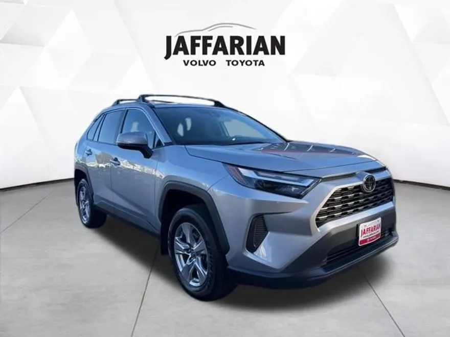2022 Toyota RAV4 XLE photo 1