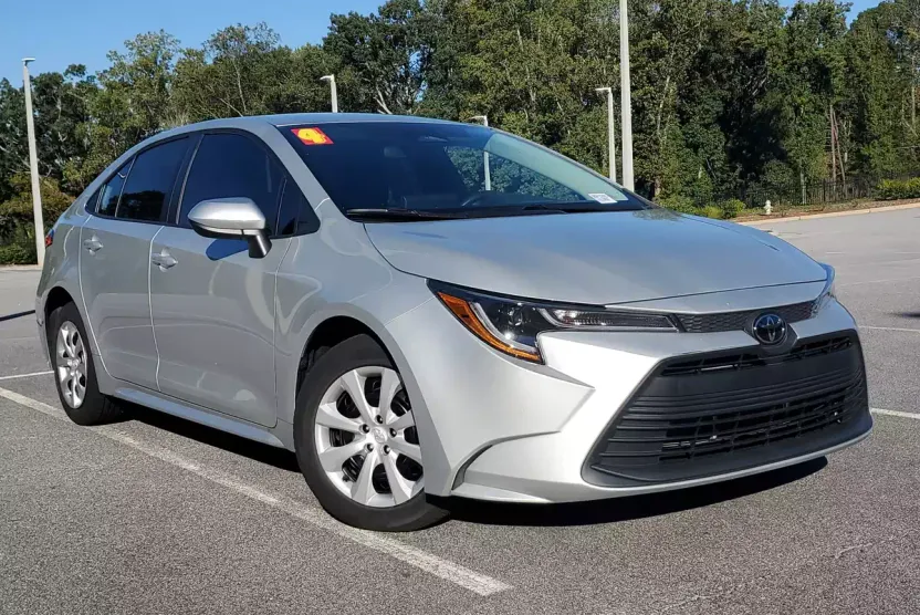 2024 Toyota Corolla LE photo 1