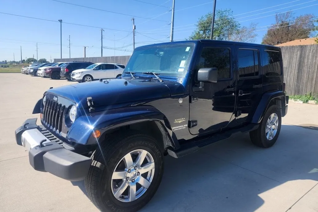 2013 Jeep Wrangler Unlimited Sahara photo 1
