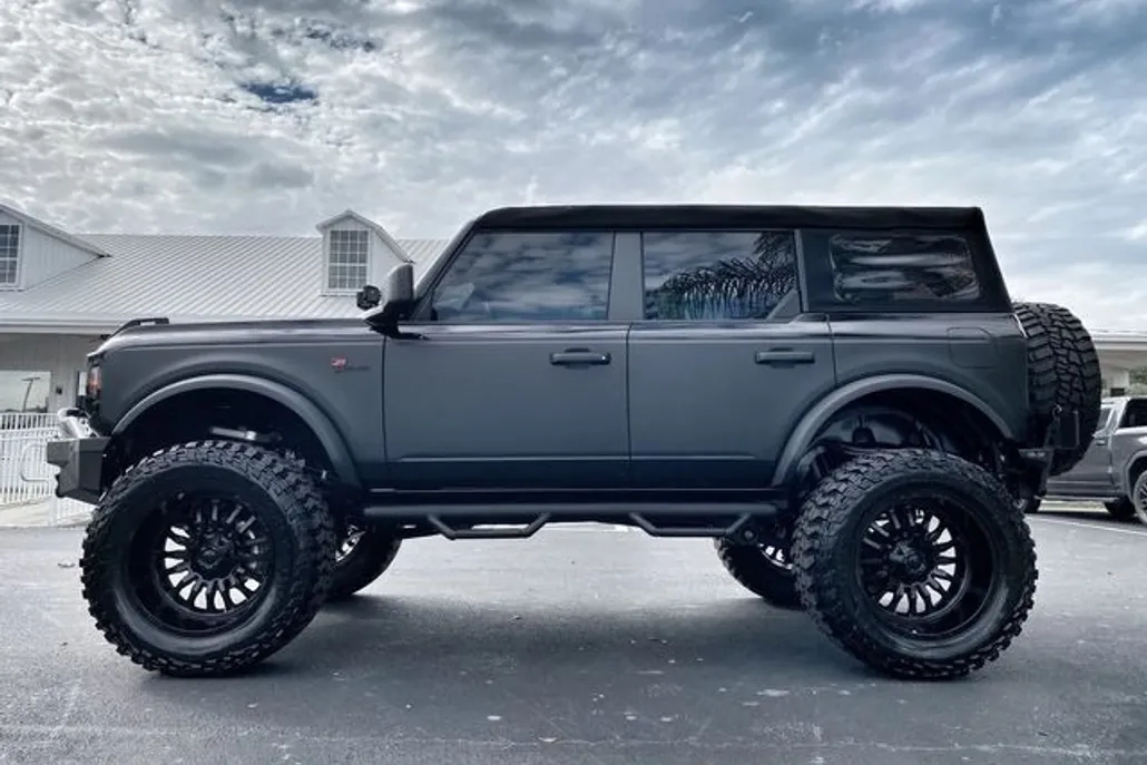 2023 Ford Bronco photo 1