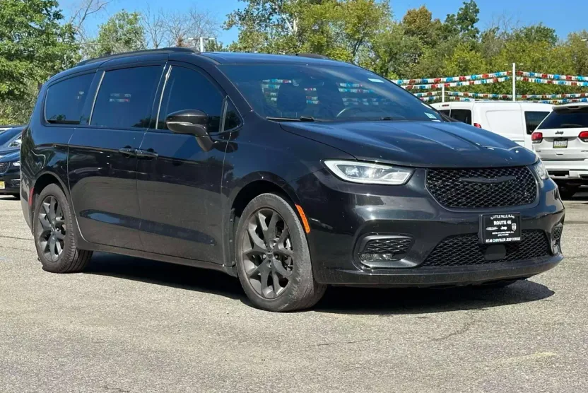 2021 Chrysler Pacifica Touring L photo 1