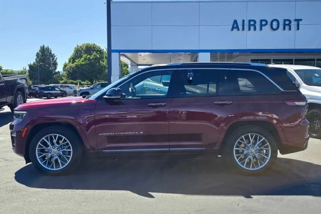 2023 Jeep Cherokee Summit Reserve 4xe photo 1
