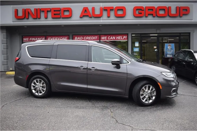 2021 Chrysler Pacifica Touring L photo 1