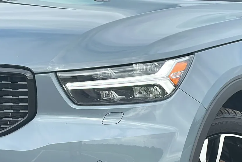 2022 Volvo XC40 T5 R-Design photo 1