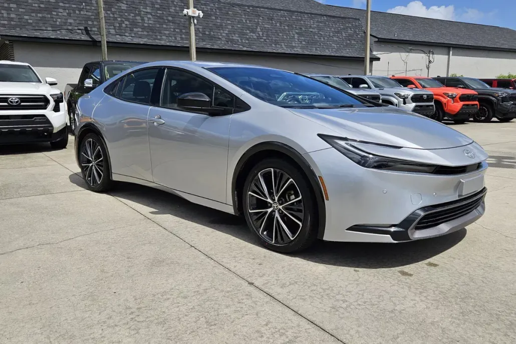 2023 Toyota Prius XLE photo 1