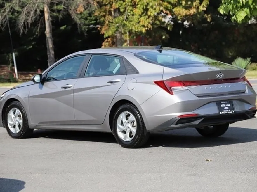2023 Hyundai Elantra SE photo 1