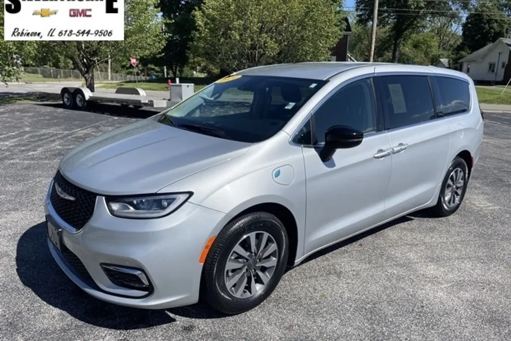 2024 Chrysler Pacifica Hybrid photo 1