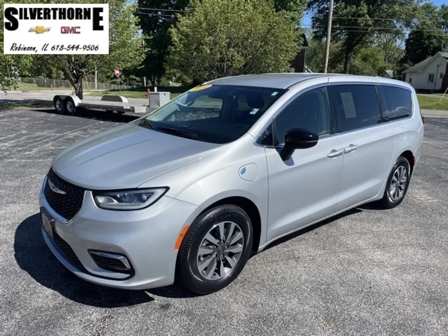 2024 Chrysler Pacifica Hybrid photo 1