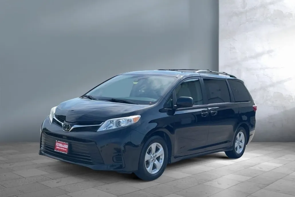 2019 Toyota Sienna LE photo 1