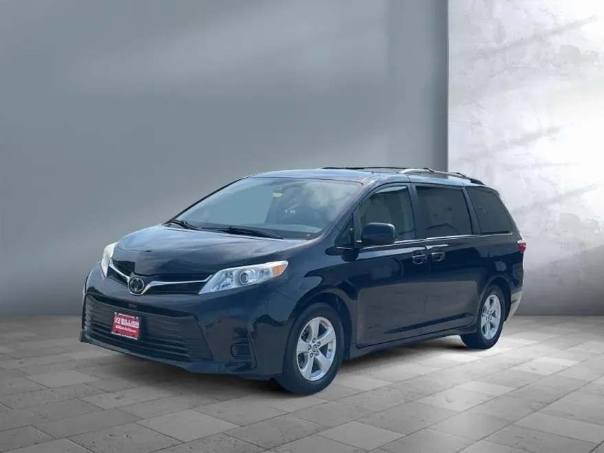2019 Toyota Sienna LE photo 1