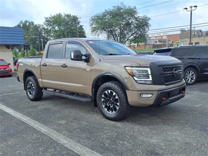 2021 Nissan Titan Crew Cab PRO-4X photo 1