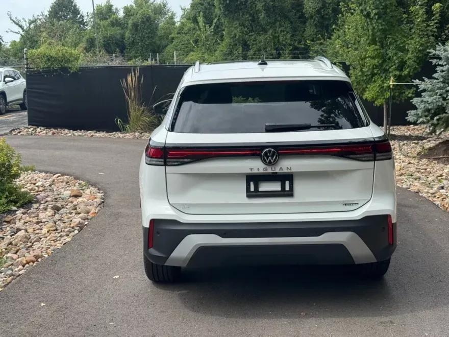 2025 Volkswagen Tiguan SE photo 1
