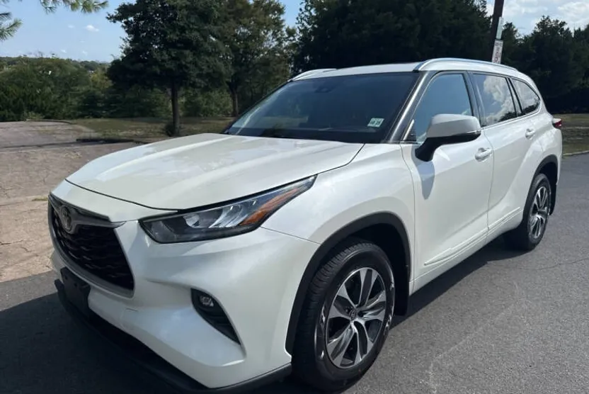 2020 Toyota Highlander XLE photo 1