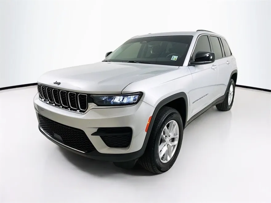 2023 Jeep Grand Cherokee Laredo photo 1