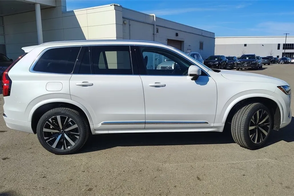2025 Volvo XC90 Core T8 photo 1