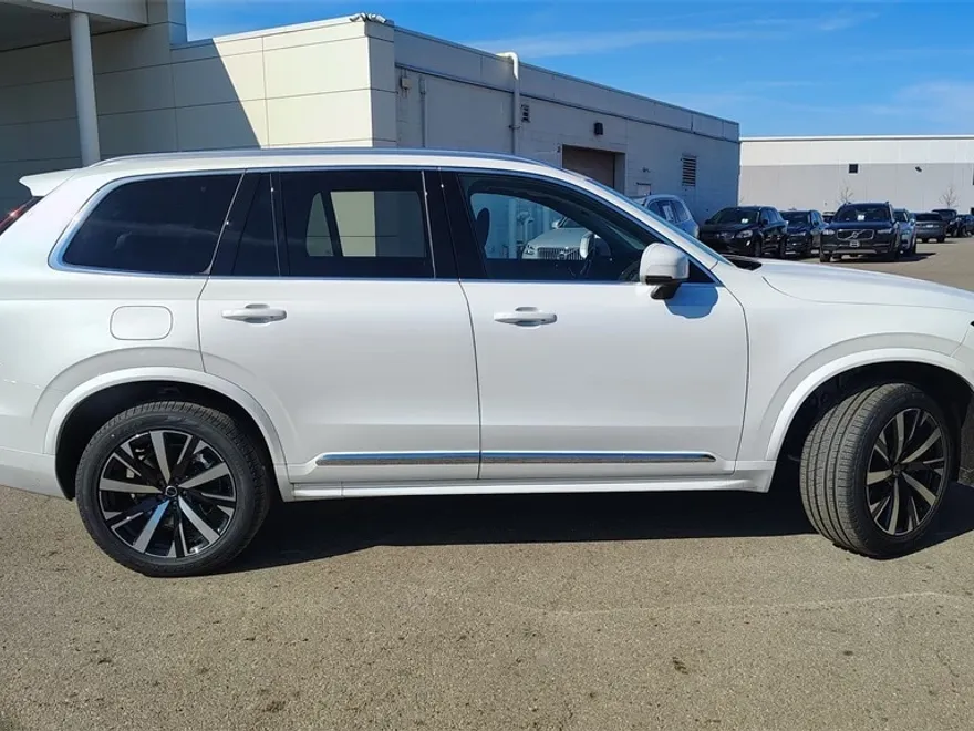 2025 Volvo XC90 Core T8 photo 1