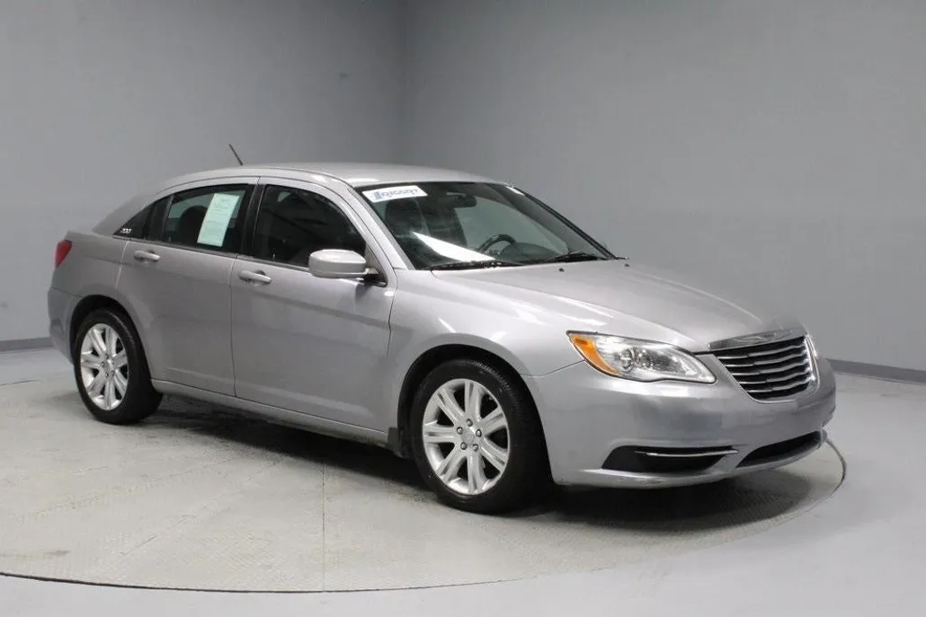 2013 Chrysler 200 Touring photo 1