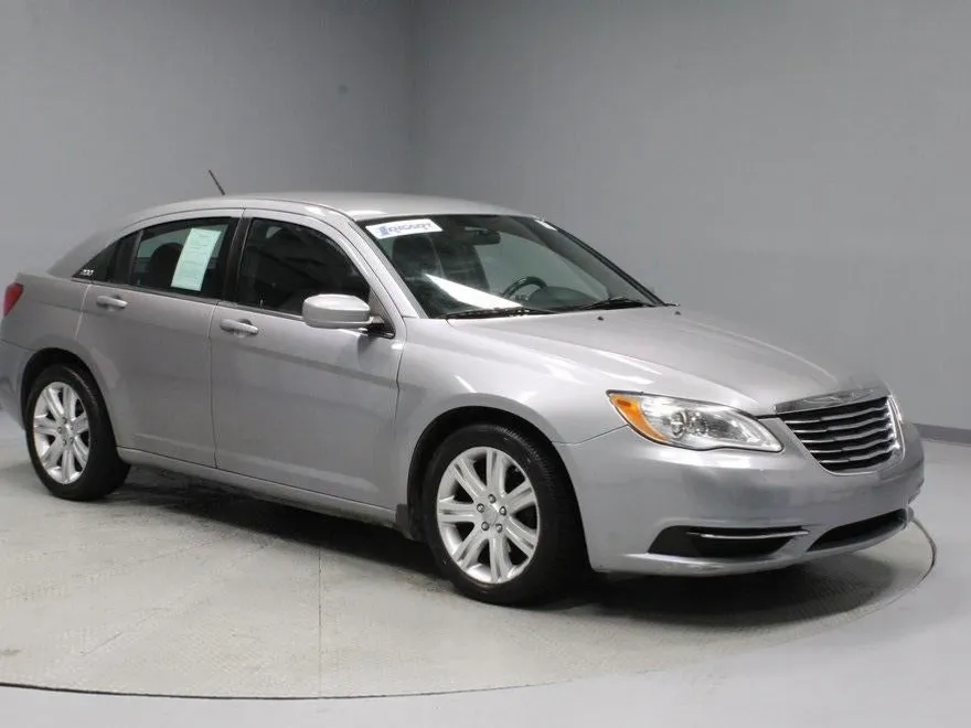 2013 Chrysler 200 Touring photo 1