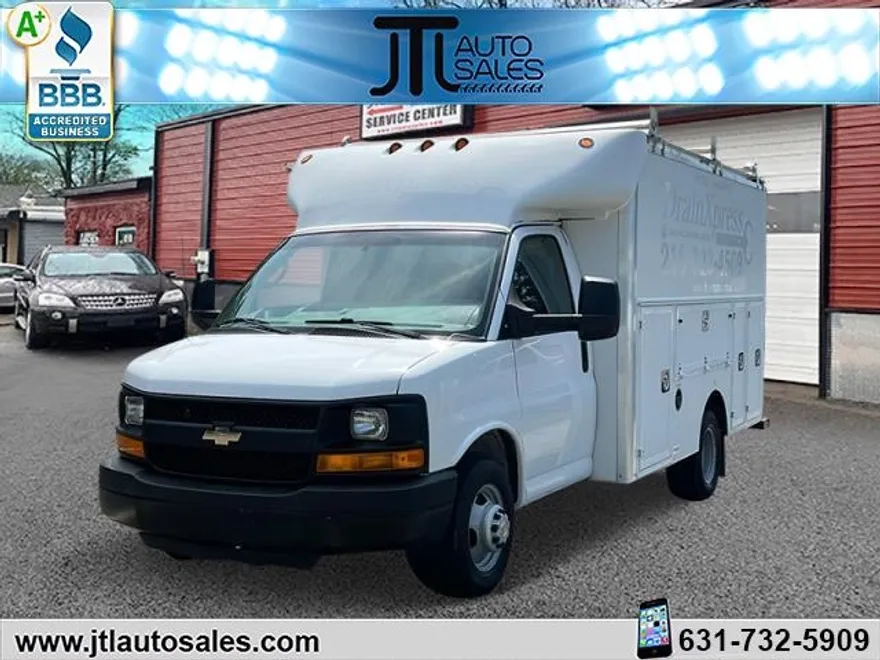 2016 Chevrolet Express Cutaway photo 1