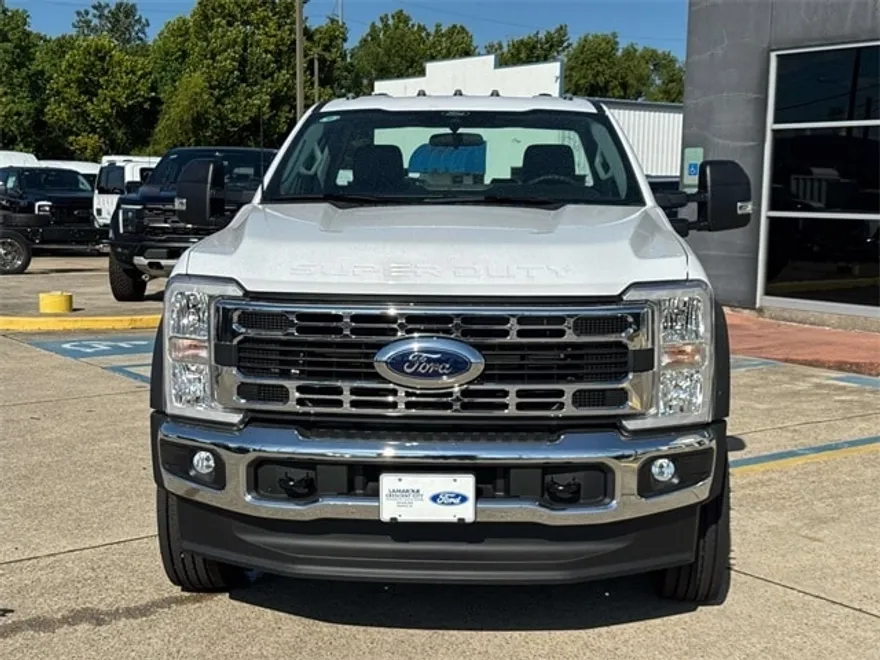2025 Ford F-600 photo 1