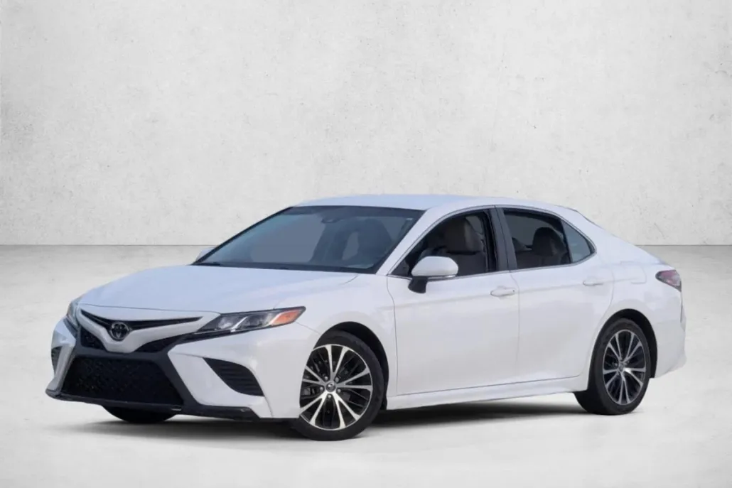 2018 Toyota Camry SE photo 1