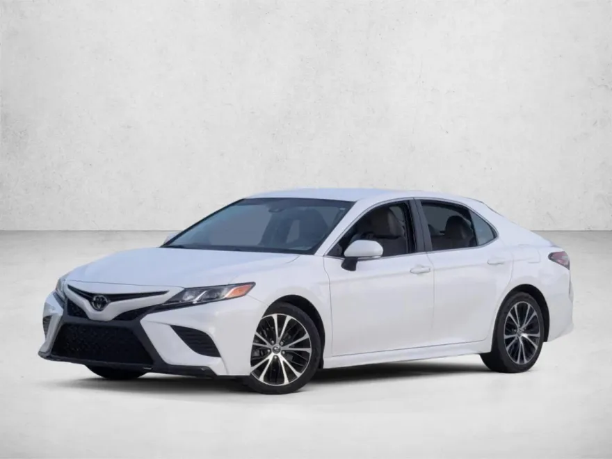 2018 Toyota Camry SE photo 1