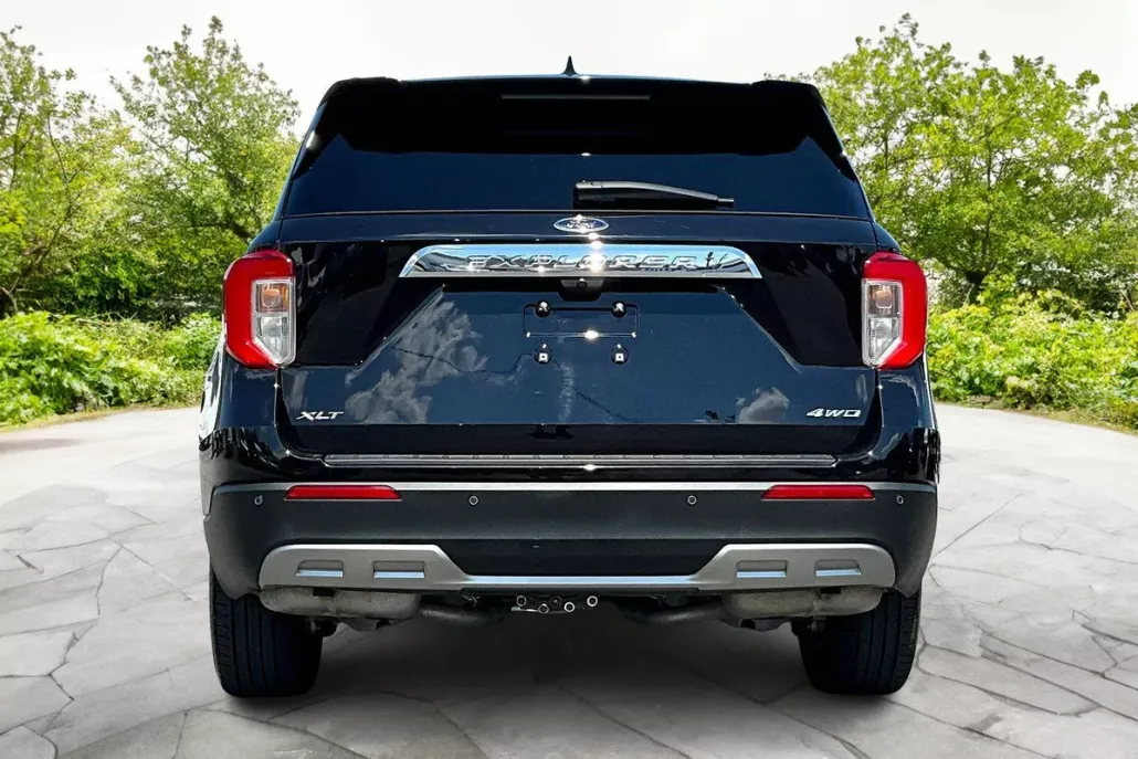 2023 Ford Explorer XLT photo 1
