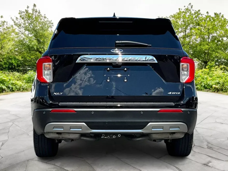 2023 Ford Explorer XLT photo 1