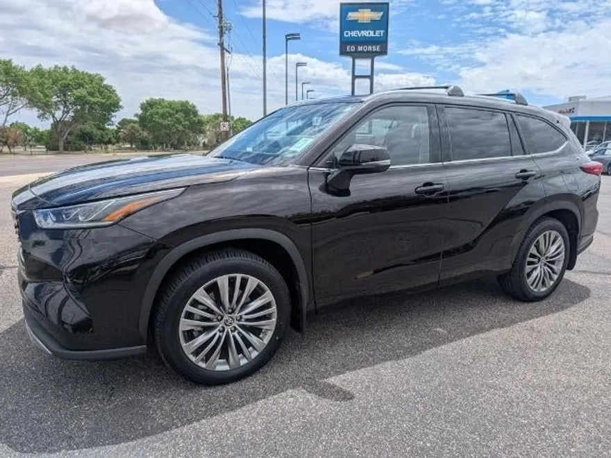 2022 Toyota Highlander Platinum photo 1
