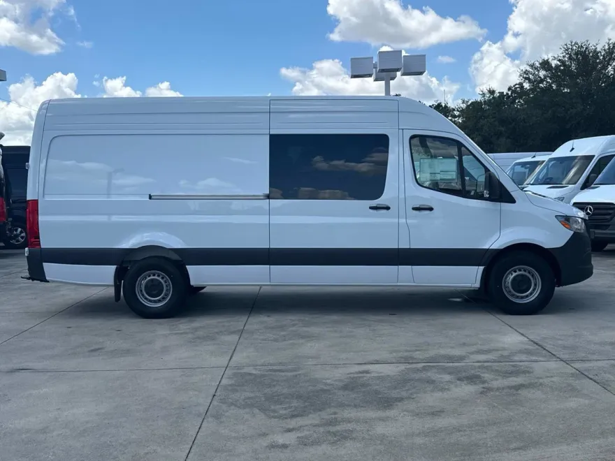 2025 Mercedes Benz Sprinter 2500 photo 1