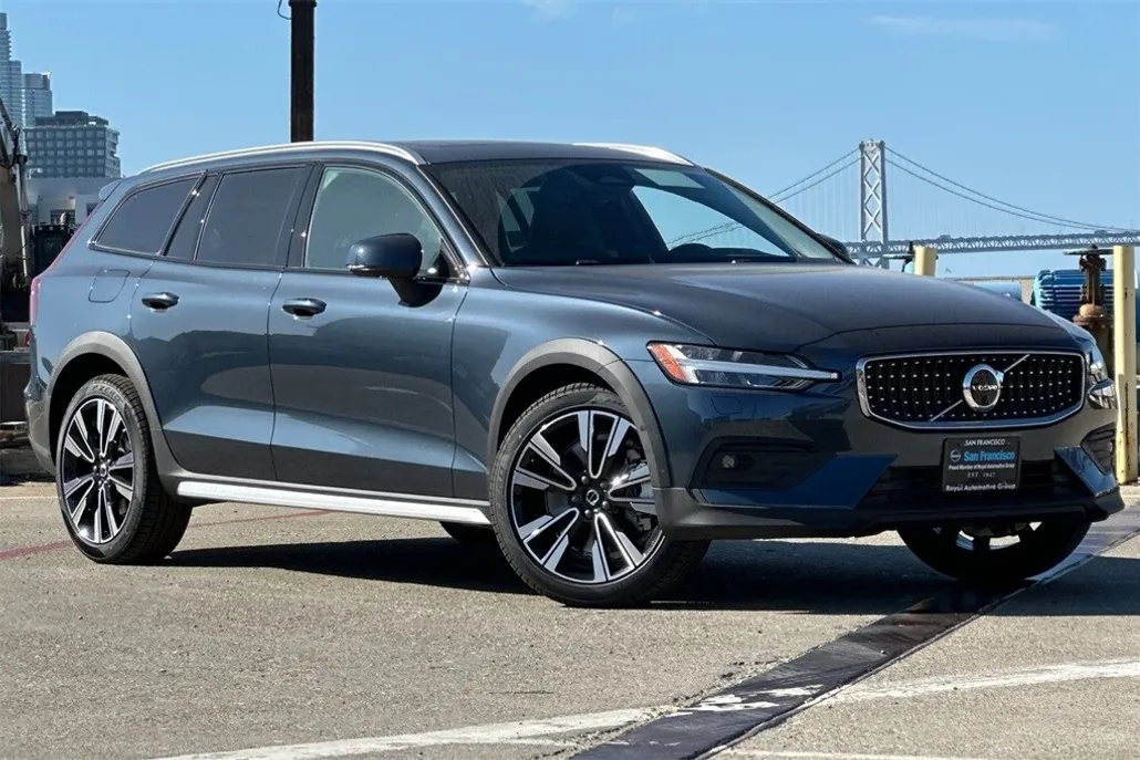 2025 Volvo V60 Cross Country B5 photo 1
